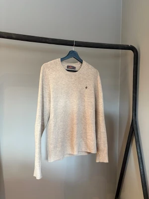 Stickad Morris tröja - En snygg stickad tröja från Morris. Tröjan har inte använts mycket men är lite nopprig på sina ställen men inget som påverkar helheten. I övrigt håller den mycket bra skick. Köpt på Careofcarl för ca 1200 kr. 