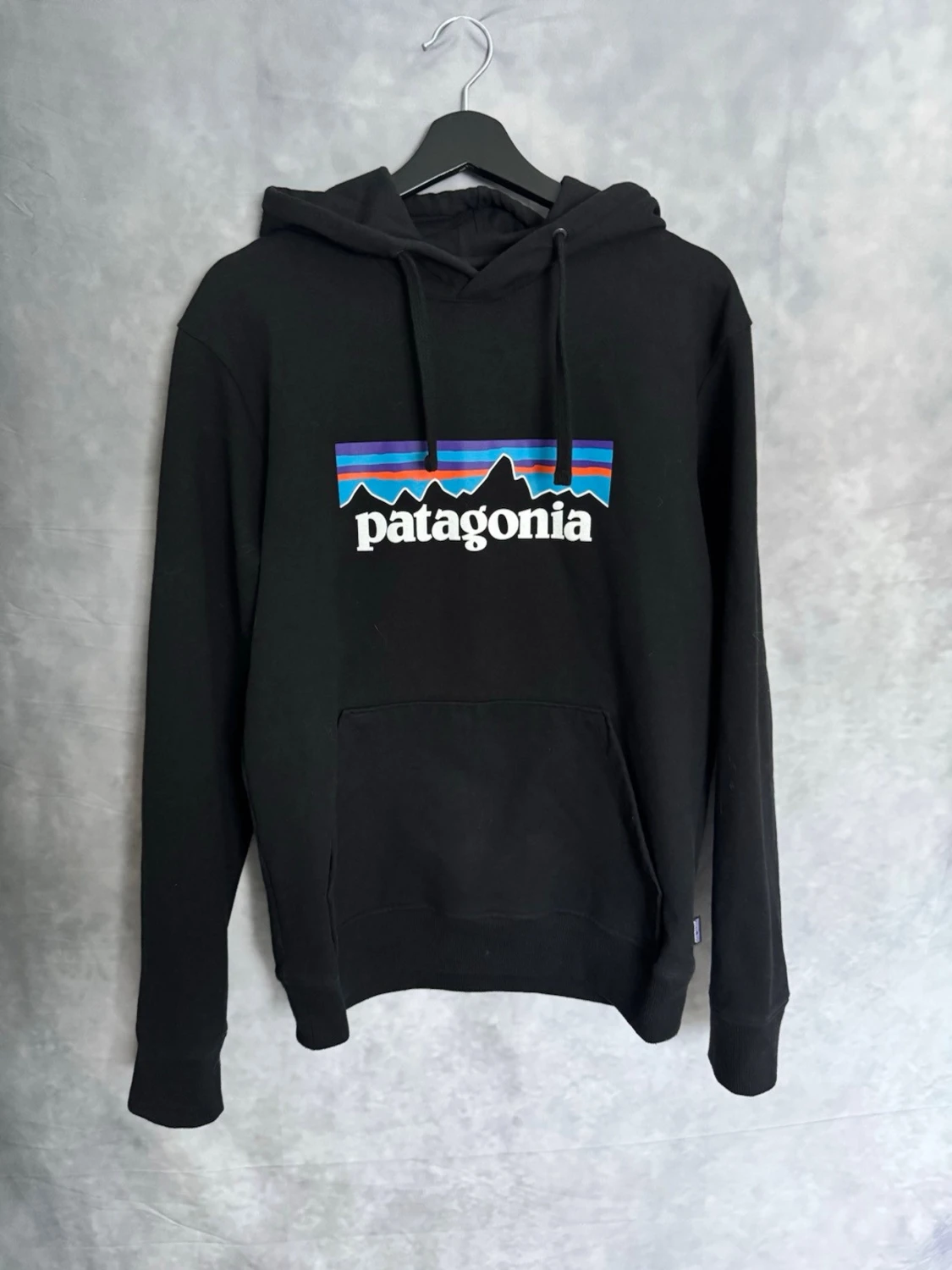 Svart Patagonia hoodie med tryck