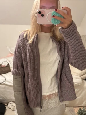 Instressekontoll cardigan jacka  - Intressekontroll, kollar vad folk e villiga att ge, älskar denna cardigan jackan! Den är lite lila/grå i färgen! Olika material 💖💖