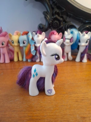 My little pony Rarity - Rarity i fint skick men med lätt sliten man. Kommer med sticker och småfigurer. Kolla in fler figurer på min profil