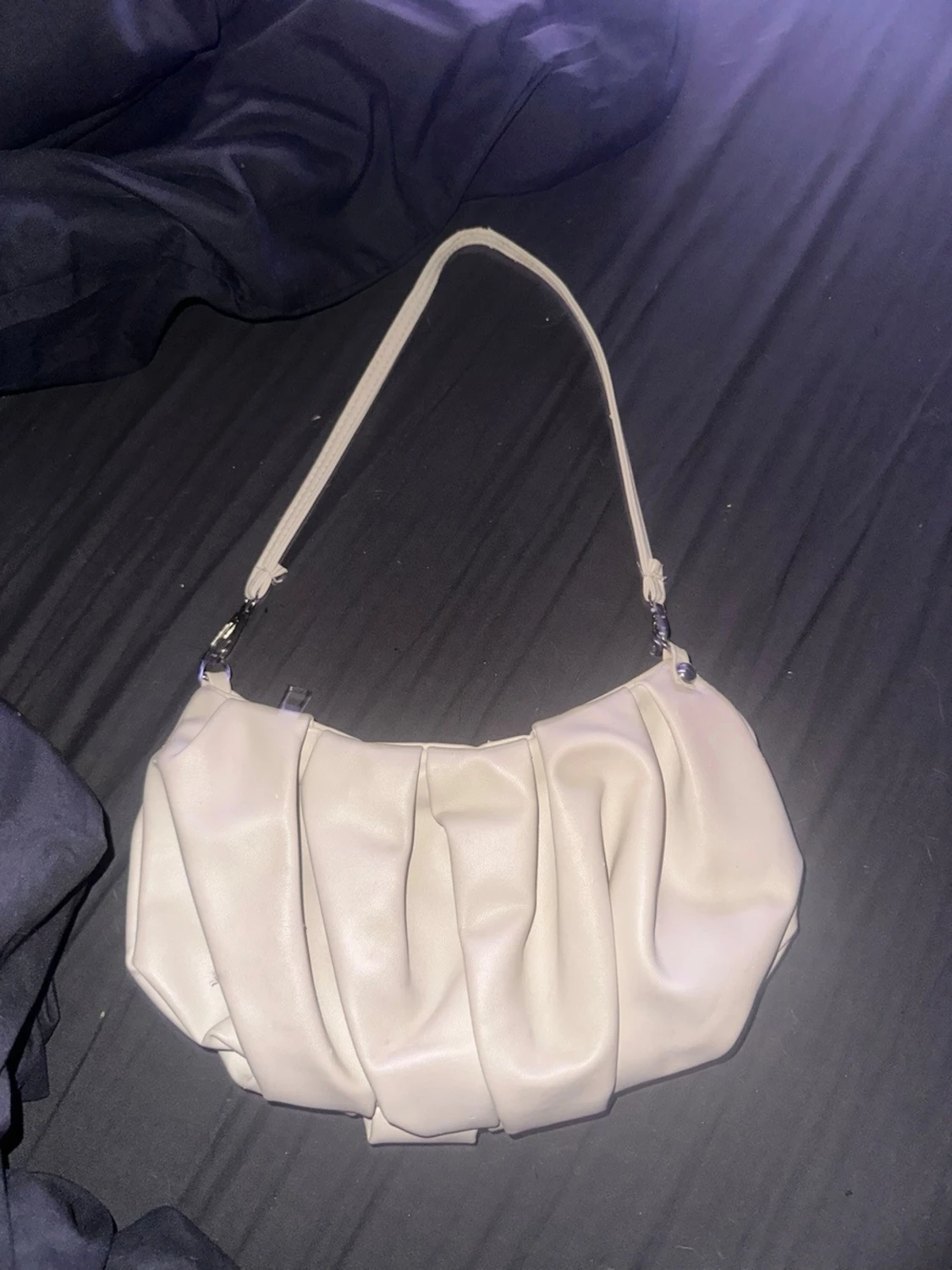 Beige/vit axelremsväska