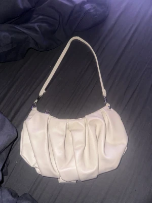 Beige/vit axelremsväska - Krämvit isch väska som är i fint skick🤍