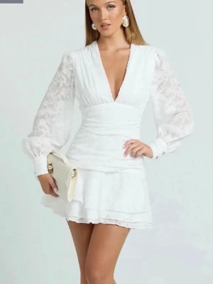 studentklänning - jätte fint oanvänd studentklänning i storlek 40 jag är normalt en 36 S/M. Jätte skön och perfekt till studenten nypris 1500kr❤️ helt slutsåld 