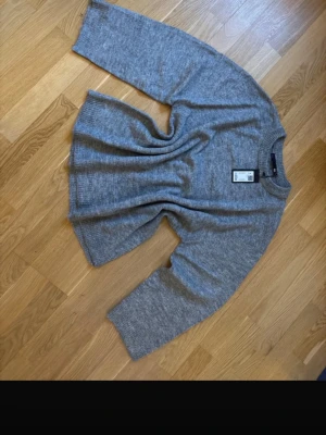 Grå stickad tröja från lager 157 - Mysig grå stickad tröja från lager 157 med rund halsringning och långa ärmar. Den är helt oanvänd då prislappen är kvar❣️