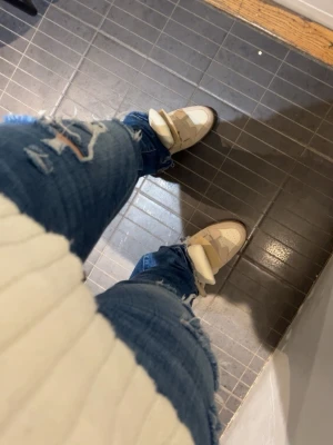 Skit snygga jeans med slitningar  - Jätte snygga väldigt lågmidjade jeans,har själv gjort om dem,och även gjort sluttningar på dem. Säljer för 530.Pris går att diskuteras💞