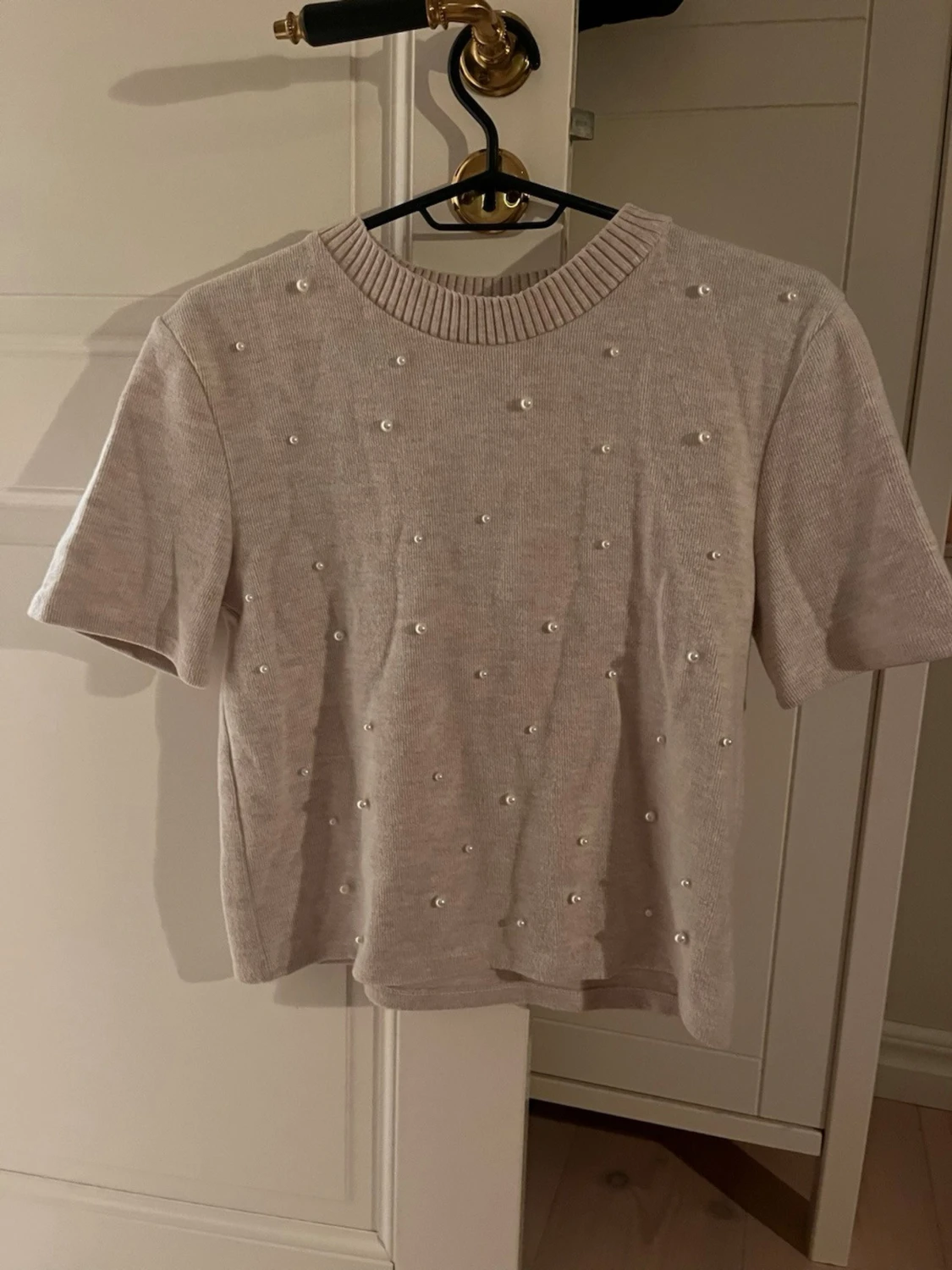 Ljusgrå topp med pärlor - 3