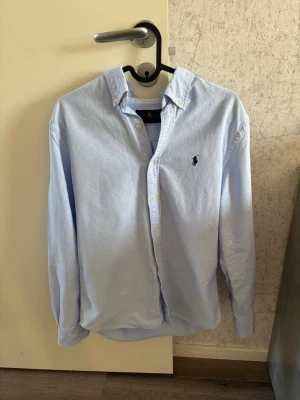 Ralph Lauren skjorta  - Tja, säljer denna feta Ralph Lauren skjortan som är i ett mycket bra skick och som passar perfekt nu till våren/sommaren. Storleken är XS och sitter perfekt för dig som är mellan 165-173 cm lång! Modellen på bilden är 170, 57kg. Mitt pris är 549, men kan diskuteras vid snabb affär! Den enda defekten ser ni på bild 3. Hör av er vid frågor eller minsta fundering! 🙌