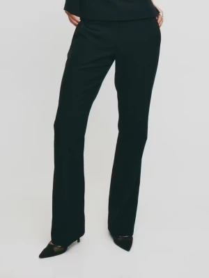 Bikbok Vera kostymbyxa - Säljer mina Vera-byxor från BikBok då de tyvärr inte passar mig längre. Modellen är low waist med en snygg slits vid bensluten och en lätt utsvängd passform. Byxorna är använda men i mycket bra skick, inga fläckar eller tråddragningar. 🖤