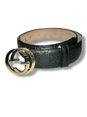 Stunning Authentic Gucci Guccissima Interlocking G Belt bälte skärp - Elevate your everyday style with this timeless piece from Gucci. This belt features the iconic Guccissima leather – a luxurious, heat-debossed calfskin with the signature GG monogram pattern that exudes sophistication. Key Features: * Iconic Design: Finished with the world-recognized Interlocking G buckle in a brilliant gold-tone finish. * Premium Quality: Crafted in Italy from high-quality black leather that is both durable and elegant. * Authenticity Guaranteed: Clearly stamped with model numb