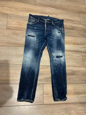 Mörkblå distressed Dsquared2 jeans - Halloj Halllloojjj, här har vi ett par fina Dsq2 Jeans först till kvarn!