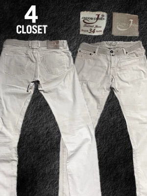 Crémevita Jacob Cohën Jeans 34 - Handgjorda italienska vita/beiga jeans ifrån Jacob Cohën, använda fast fortfarande i ganska bra skick! Dom är i storlek 34, kontakta för frågor och prisförslag✅