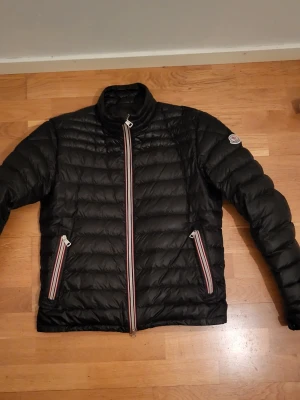 Svart dunjacka från Moncler - Mycket gott skick Storlek 2 passar dig som bär S,  självklart äkta 