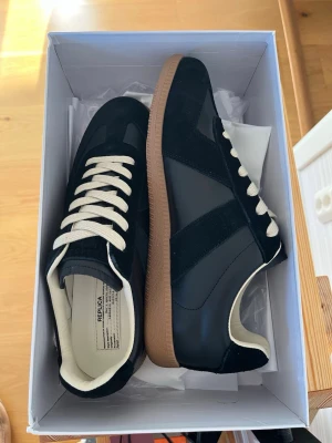 Svarta Maison Margiela skor - Ett par schyssta svarta Maison Margiela skor, i storlek 42. Sparsamt använda. Hör gärna av er vid eventuella frågor!😊 