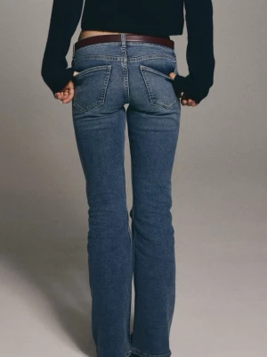 Blå bootcut jeans med låg midja - Säljer ett par klassiska blå bootcut jeans med låg midja och femficksmodell. Jeansen har en snygg tvätt och markerade sömmar, perfekta för en avslappnad och trendig look. Tillverkade i denim med lätt stretch för skön passform. (Ljuset blev väldigt konstigt på tredje bilden)💕💕