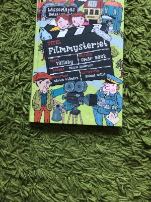 LasseMajas Detektivbyrå: Filmmysteriet - En färgglad och illustrerad bok ur serien LasseMajas Detektivbyrå, skriven av Martin Widmark och illustrerad av Helena Willis. Boken har hårda pärmar och handlar om ett filmäventyr i Valleby där ett mystiskt brev dyker upp.