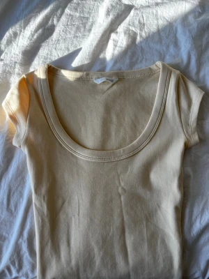 Beige ribbad topp med rund hals - Ljusgul topp från zara, aldrig använd 💓