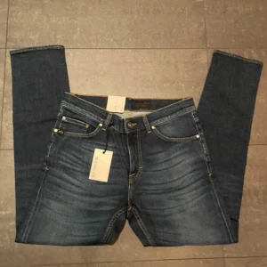 Tiger Of Sweden Jeans Nya - Helt nya Tiger of sweden jeans med lappar och allt orört💯Snygg färg med skön wash för riktigt bra pris jämfört med nypris på cirka 1599kr💔Skicka prisförslag och tveka inte på att skriva vid frågor!