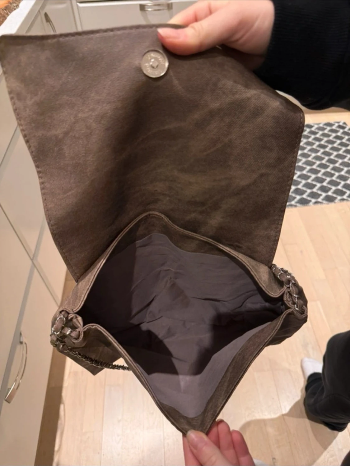 Brun axelväska med kedjerem - 1