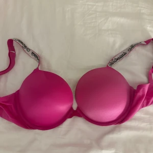 Rosa push-up bh från Victoria's Secret - Säljer en snygg rosa push-up bh från Victoria's Secret i storlek 34DD vilket motsvarar 75E/75DD. Använd ett fåtal gånger.