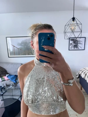 Glittrig halterneck - Glittrig halterneck från New Yorker! Aldrig använd! Passar S-M