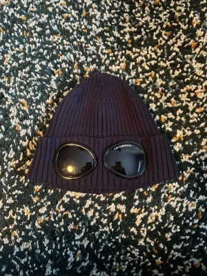  C.P. Company mössa - Helt oanvänd,mycket bra kvalitet,marinblå onesize! Hör av er om ni undrar något 