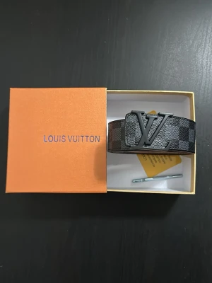 Svart Bälte Från L.Vuitton - Snygg Svart Bälte 