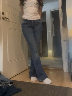 Blå bootcut jeans - Snygga och sköna bootcut jeans från vero moda med fin passform, lågmidjade men inte extremt. Utsvängda nertill. Lite slitna vid hälen, se bild 4.