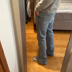 Ljusblå jeans från Artist  - Storlek 32. Märke: Ariat. Bra skick och sitter snyggt