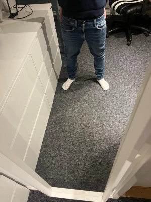 Tiger of Sweden Leon jeans blå 29/32 - Snygga blå jeans från Tiger of Sweden i modellen Leon. De har en klassisk femficksdesign, slim fit och är tillverkade i jeansmaterial med ljusa slitningar. Passar dig som gillar smalare siluett och stilren look.