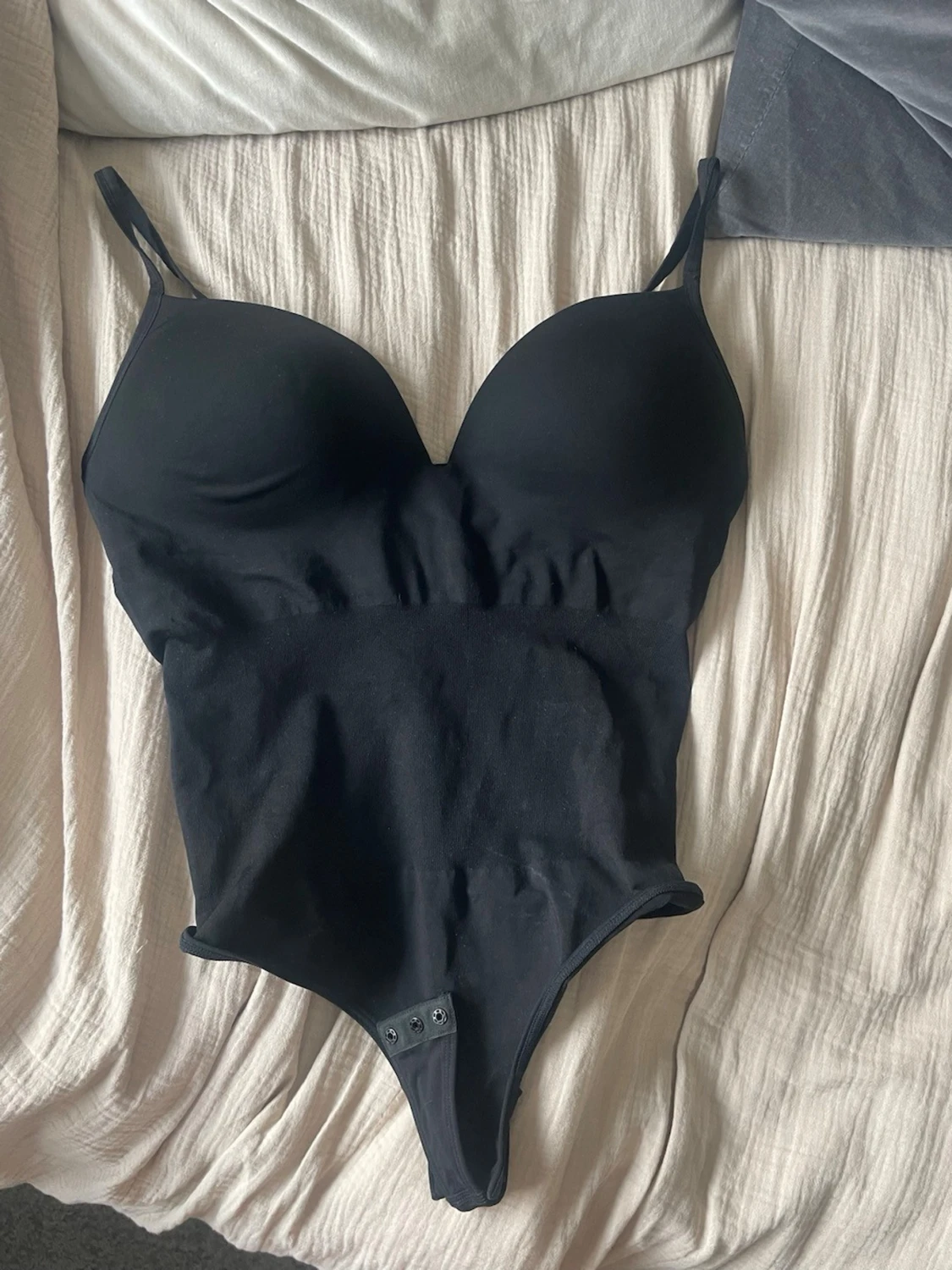 Svart body med vadderade kupor - 1