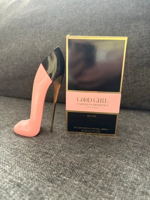 Good Girl Blush parfym från Carolina Herrera - PRISET KAN DISKUTERAS!!!!                         Säljer en Carolina Herrera Good girl blush i 30ml. Parfymen är aldrig använd och skickas i orginal förpackningen! 
