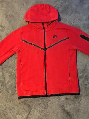 Nike Tech Fleece Röd S – Nästan ny  - Nike Tech Fleece röd – storlek S Mycket fint skick, knappt använd. Snygg färg och perfekt fit. Snabb frakt eller mötas i Luleå.