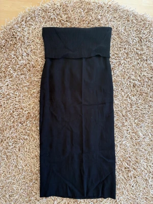 Stickad kjol M ginatricot nyskick  - Storlek M pris 219kr