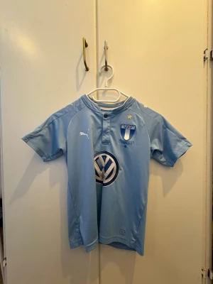 Signerad Malmö FF-tröja från guldsäsongen 2016 – Rosenberg, Lewicki & Dahlin  - Säljer en Malmö FF-tröja från guldsäsongen 2016 – ett speciellt år för klubben. Tröjan är signerad 2018 av: Markus Rosenberg, Oscar Lewicki och Johan Dahlin  Rosenberg är en av klubbens största ikoner genom tiderna – gör tröjan extra speciell för en riktig MFF-supporter.  Original Malmö FF-tröja (Puma) i bra skick. Alla autografer är skrivna direkt på tröjan.  Perfekt samlarobjekt eller present till ett MFF-fan. Priset går att diskutera💙