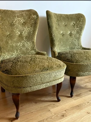 Säljer två gröna dekorationsstolar - Säljer två gröna dekorationsstolar i mycket fint skick. Stolarna är stilrena och passar perfekt som inredningsdetalj i vardagsrum, sovrum eller hall. Den gröna färgen ger ett fräscht och modernt intryck och är lätt att matcha med olika inredningsstilar. Stabil konstruktion och bekväma att sitta på. Säljes tillsammans eller separat vid intresse.