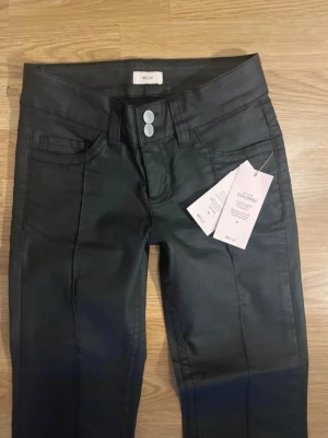 Skinn byxor Nelly  - Säljer pgr av att de ny passar mig, de är i nyskick och nypris är 699💕