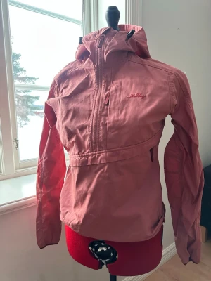 Lundhags Anorak Gliis - Fantastisk vindjacka från Lundhags. 🩷 Använd fåtal gånger. Storlek S, men mer som XS. Nypris ca 1800kr. Modellen säljs ej längre.