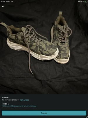 Camo sneakers från NLY Shoes - Snygga sneakers i camomönster från NLY Shoes. Skorna har en chunky vit sula, gråa skosnören och ovandel i textil med gröna och svarta toner. Perfekta för dig som vill sticka ut med en streetwear-look.