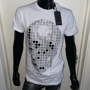 Philipp Plein T-Shirt-Vit, Strl XL - Helt ny. Fin replika med hög kvalitet. EU|XL Pris: 949kr. Normal i passform. Först till Kvarn. Skickas direkt inom 24h