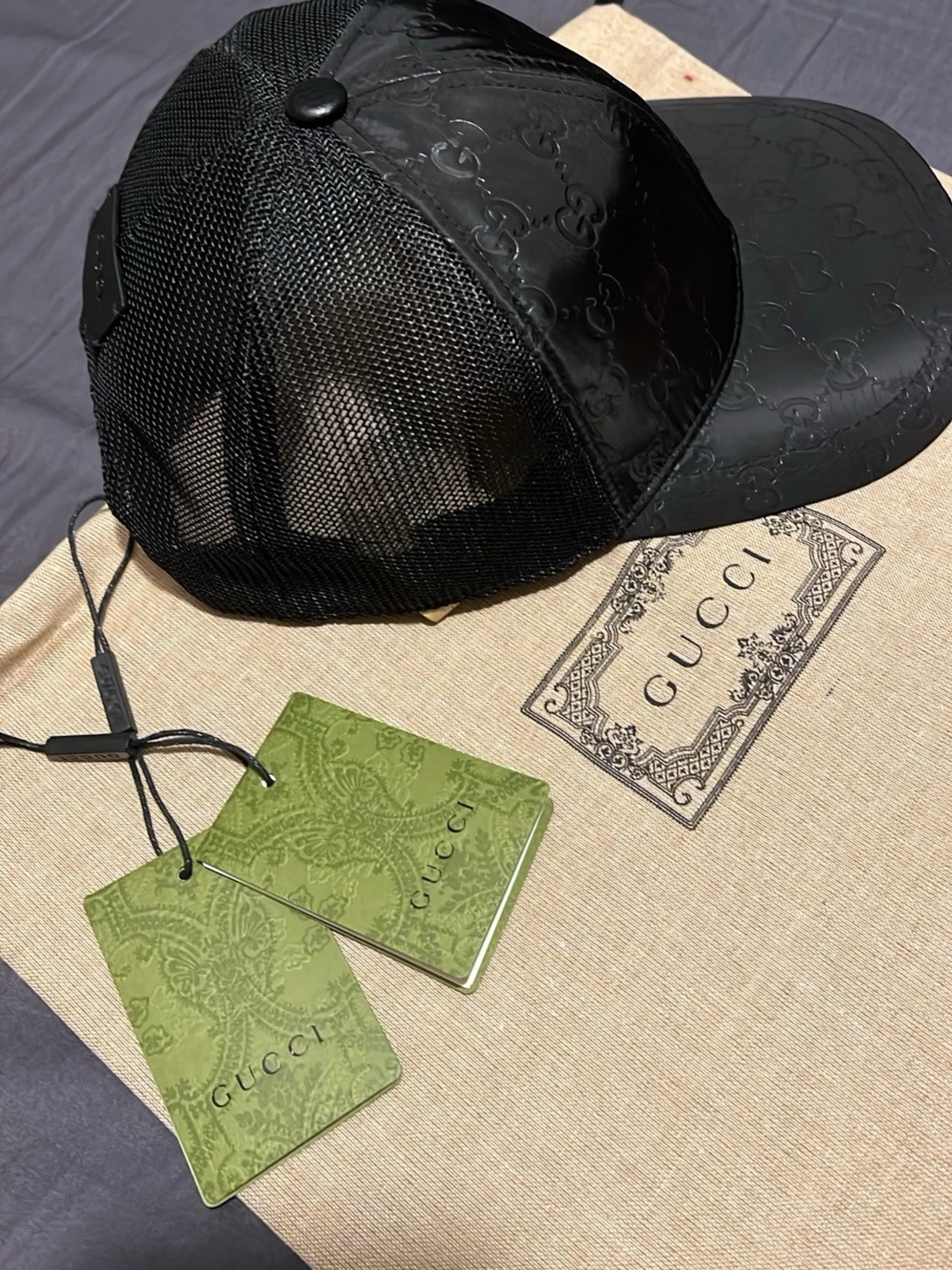 Svart keps från Gucci med meshdetaljer - 1