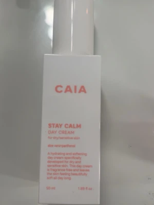 CAIA Stay Calm Day Cream 50 ml - Återfuktande och mjukgörande dagkräm från CAIA, speciellt framtagen för torr och känslig hud. Innehåller aloe vera och panthenol. Kommer i en vit förpackning med rosa text och rymmer 50 ml. Doftfri formula som ger huden en mjuk känsla hela dagen.