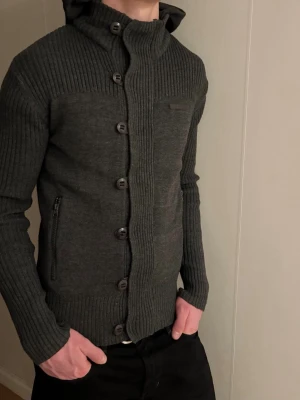 Mörkgrå stickad  zip hoodie - Mörkgrå stickad unik zip hoodie med knappar. Från märket no compromise i storlek m, sann i storleken.   #cardigan #zipcardigan #kofta #herrcardigan #stickadhoodie