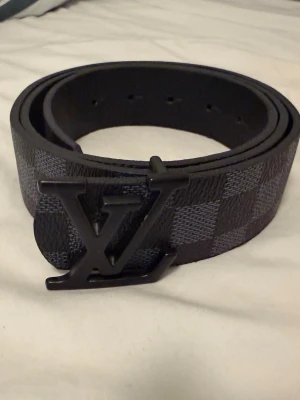 Bälte - Svart och grå ruttna bälte nästan oanvänd 