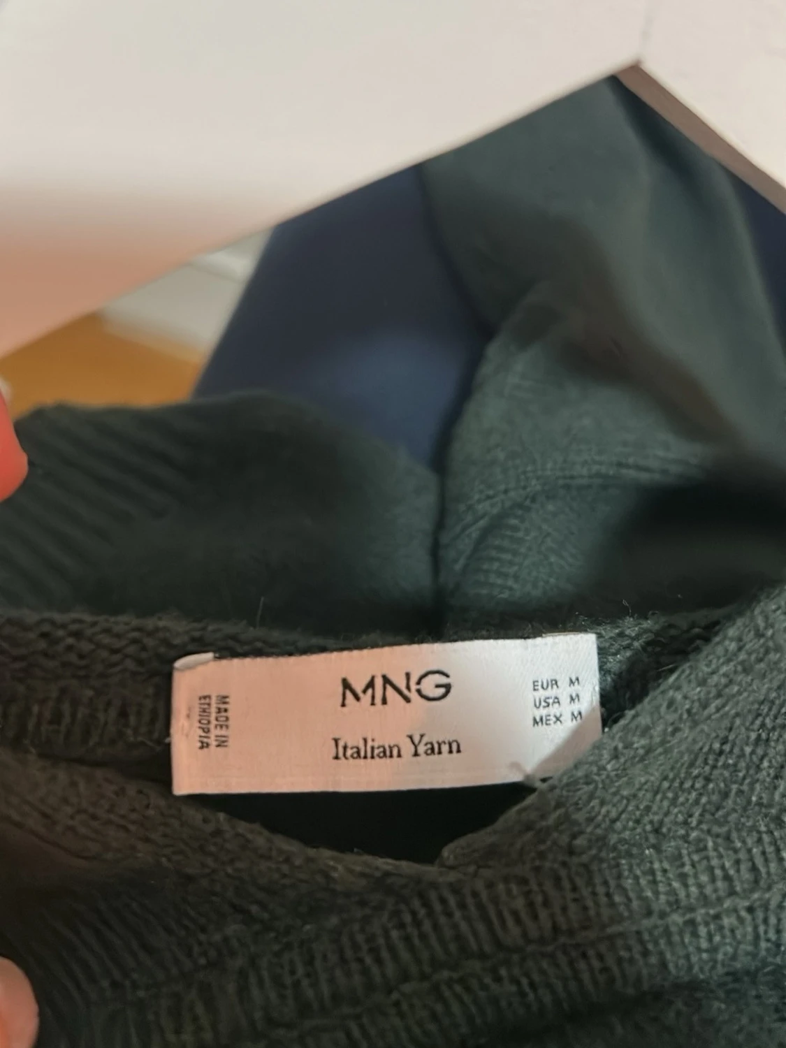 Mörkgrön hoodie med huva från Mango - 2