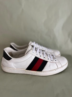 Gucci ace skor! - Snygg Gucci ace till salu i bra skick, skorna har inga defekter! Gucci ace nypris 7500 mitt pris 1299! Hör gärna av er vid fundering!⛰️😊