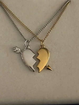 Maria Nilsdotter ”You and Me” inspired Necklace - Aldrig använda, 18K guldpläterad och silver pläterad och tillverkade i rostfritt stål. Kedjornas längd är 40+5 cm och nickelfria. Om du har fler frågor, tveka inte att höra av dig 🤗