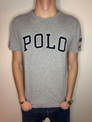 Grå Ralph Lauren T-shirt - Grå Ralph Lauren T-shirt i mycket bra skick! Storlek S och pris endast 199 kr men kan gå ner vid snabb och smidig affär📦💙 // studio II Resell 💙