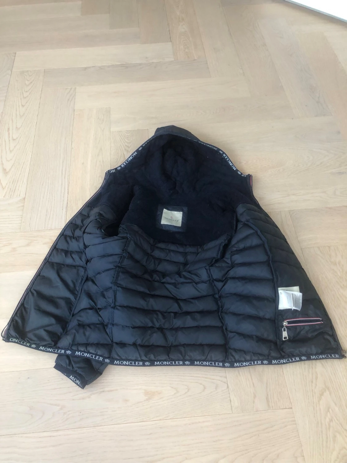 Svart dunjacka med huva från Moncler