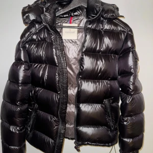 Moncler jacka  - Tjena säljer min moncler jacka då jag ej har användning för den längre. Den är i storlek 2/s-m. Lite kort på mig och jag är 187. Hör av dig vid minsta fråga eller för fler bilder!