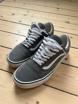 Gråa vans - Säljer dessa vans som är använda ett fåtal gånger. Otroligt fräscha och passar perfekt nu till våren. Storlek 42. Skriv för frågor✅